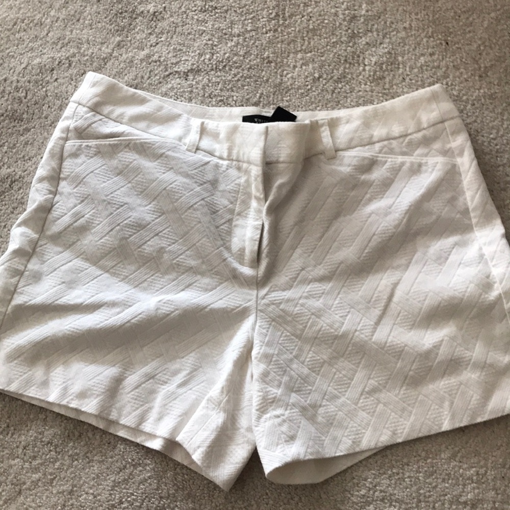 Shorts with a button and 2 clasps.